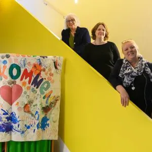 Drei Frauen stehen im Treppenaufgang