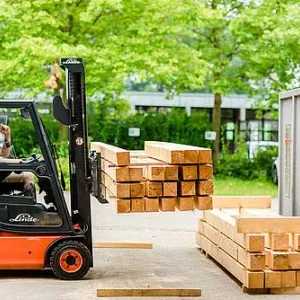 Ein Mensch fährt einen Gabelstabler