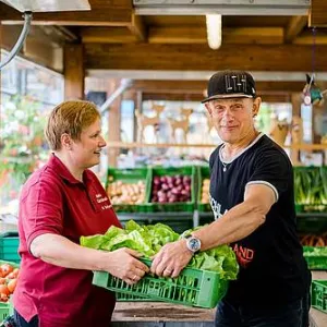 Zwei Menschen halte eine Gemüsekiste