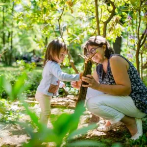 Kind mit Erzieherin im Wald