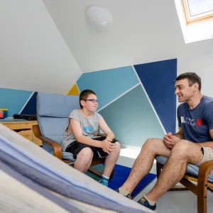 Jugendlicher mit Therapeut im Gespäch