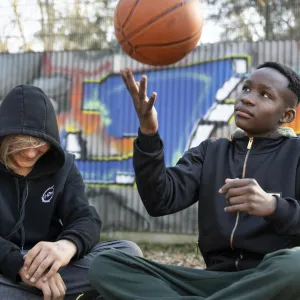 zwei Jugendliche mit Basketball