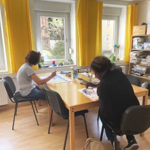 Eine Frau und eine Frau ohne Migrationshintergrund beim Zeichnen