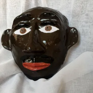 Die Skulptur eines Gesichtes mit dunkler Hautfarbe