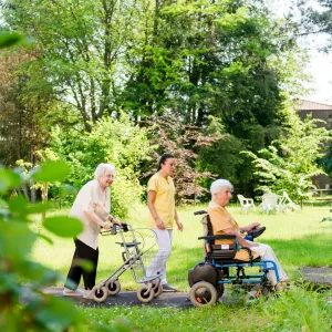 Drei Menschen im Garten