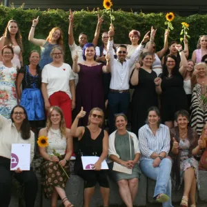 Lernende mit Sonnenblumen