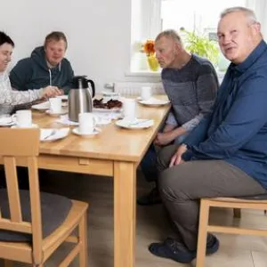 Vier Menschen sitzen an einem Tisch