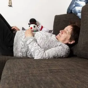 Eine Frau liegt auf einem Sofa