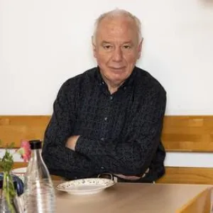 Ein Mann sitzt an einem Tisch