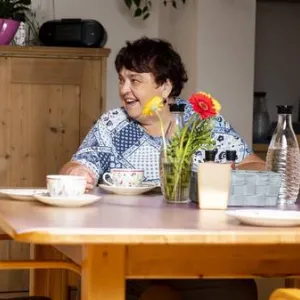 Frau sitzt an einem Tisch