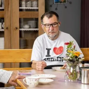 Eine Frau und ein Mann sitzen an einem Tisch