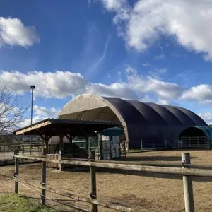 Reithallte mit Reitfeld