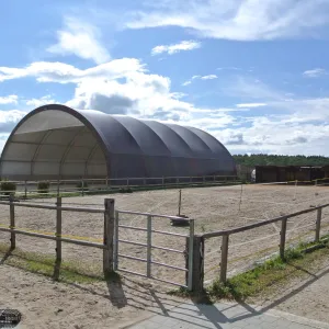 Reithalle mit Reitfeld