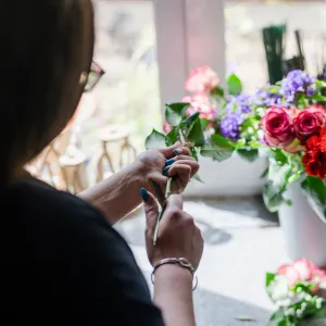 Floristin bindet einen Strauß