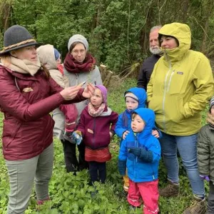 Kinder hören einer Frau zu
