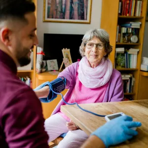 Seniorin zuhause mit Pflegefachmann