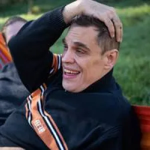 Ein Mann liegt in der Hängematte