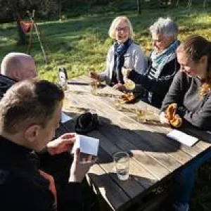 Sechs Menschen sitzen an einem Tisch