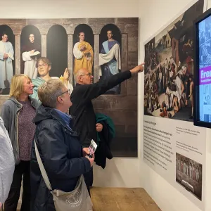 Erwachsene im Museum