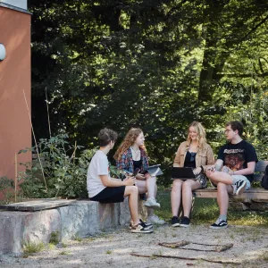 Lernende im Gespräch im Außenbereich
