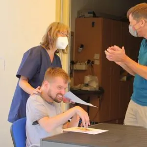 Drei Menschen agieren zusammen