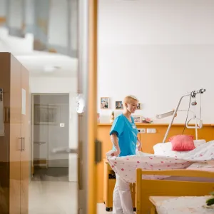 Bewohnerinnenzimmer mit Pflegefachkraft 