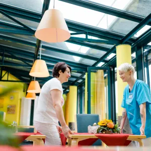 Lichtdurchfluteter Speisesaal mit Mitarbeitenden