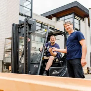 Gabelstapler vor der Auhof Schreinerei