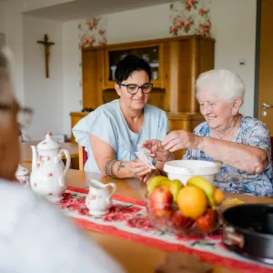 Leipheim - Seniorin mit Pflegfachkraft beim Kochen