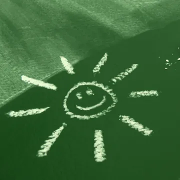 Eine Tafel mit Kreide und einer gemalten Sonne