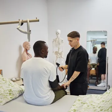 Blutdruckmessen als Übung in der Pflegeausbildung