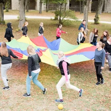 Lernende mit Schwungtuch