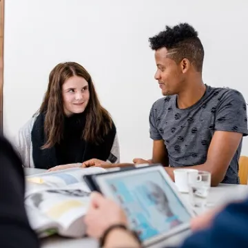 Lernende in Arbeitsgruppe