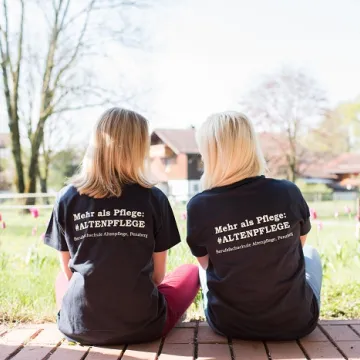 Lernende mit dem Shirt Pflege