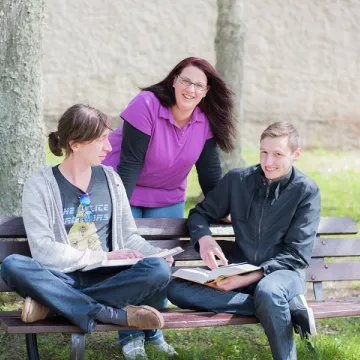 Drei Lernende draußen