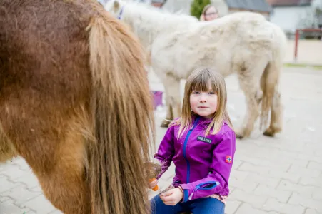Mädchen mit Pferd