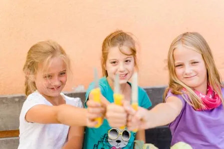 Drei Mädchen im Kinderhort Ohmstraße Altdorf