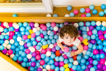 Mädchen im Bällebad der Kinderkrippe