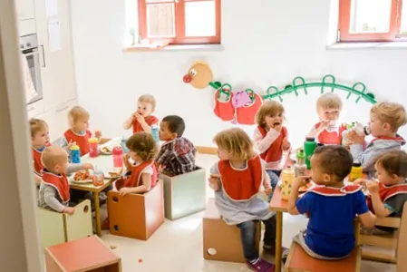 Krippenkinder beim Essen