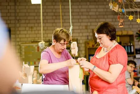 Zwei Frauen stehen in der Holzwerkstatt