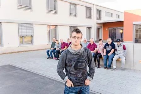 Menschen vor der Werkstatt