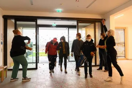 Sieben Menschen stehen im Eingangsbereich
