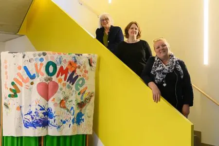 Drei Frauen stehen im Treppenaufgang
