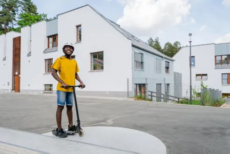 Jugendlicher mit Trick-Roller
