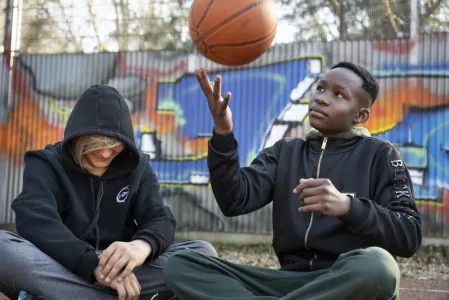 zwei Jugendliche mit Basketball