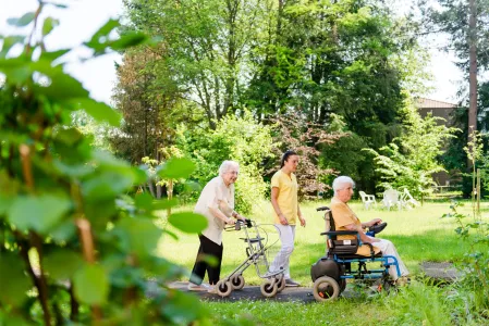 Drei Menschen im Garten