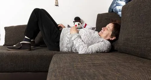 Eine Frau liegt auf einem Sofa