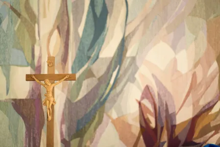 Kreuz vor einer bemalten Wand