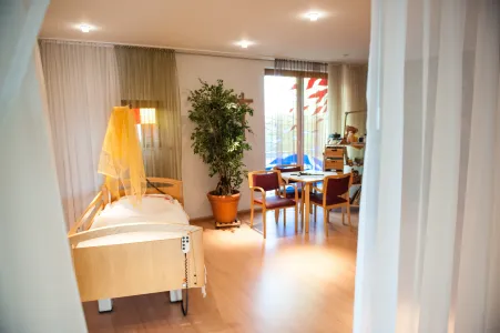 Blick in ein Zimmer mit Pflegebett