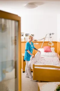 Eine Pflegerin macht gerade das Bett